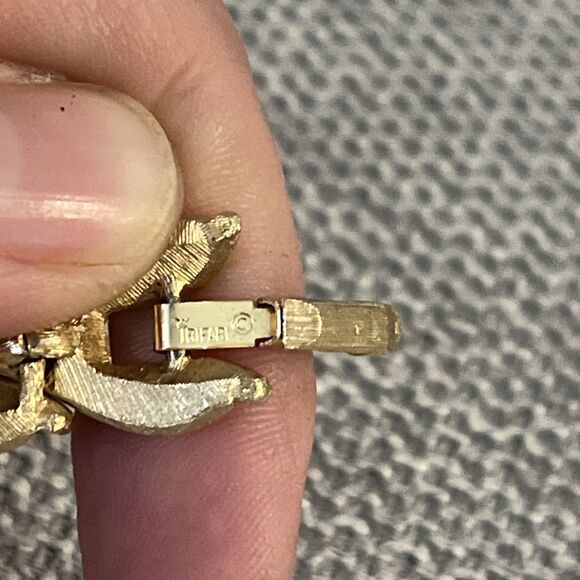 Crown Trifari Gold Tone Petal Bracelet Mid Century MCM - Picture 6 of 7